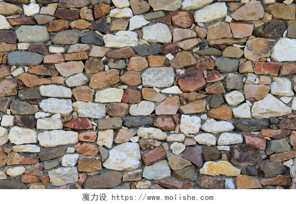 彩色砖块堆砌的城墙表面